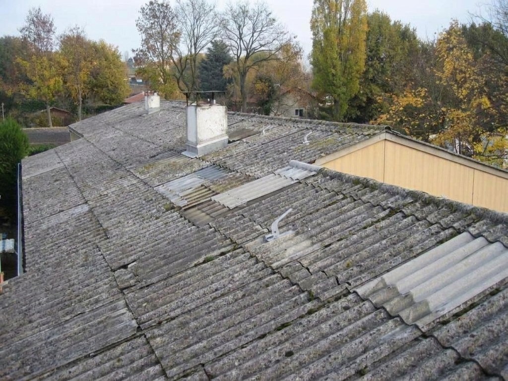 Előtte: AI-val készített illusztráció a felújítás előtti, elöregedett tetőről